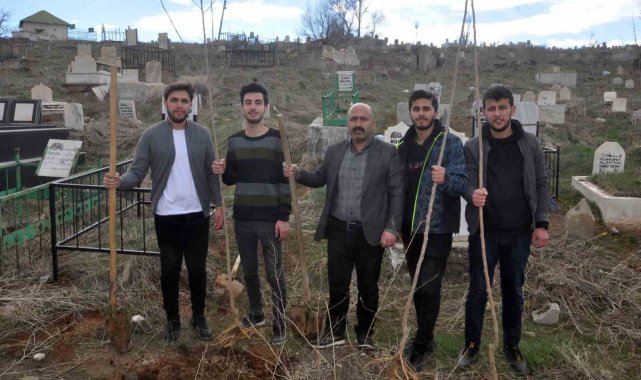 Örnek öğretmen öğrencileriyle mezarlıkta 100 fidan dikti