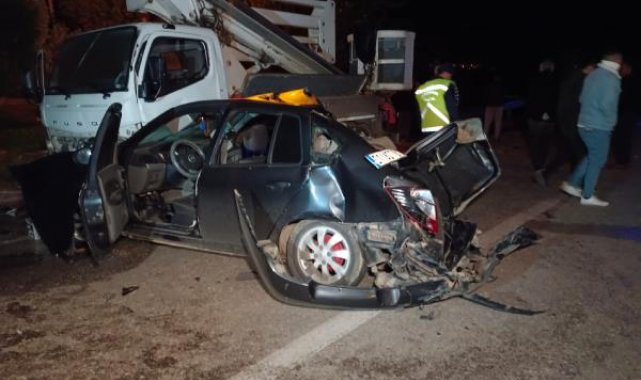 Orta şeritte duran otomobile çarpmamak için manevra yaptı, karşı şeritteki vince çarptı: 2 ölü