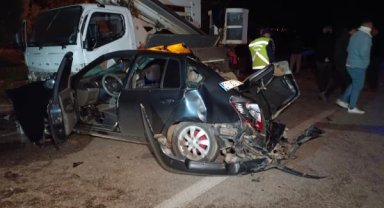 Orta şeritte duran otomobile çarpmamak için manevra yaptı, karşı şeritteki vince çarptı: 2 ölü