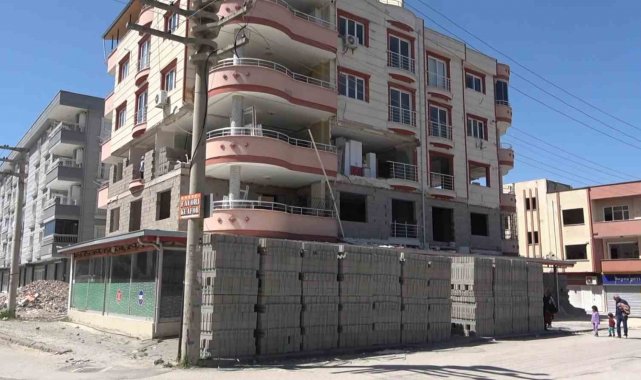 Osmaniye'de az hasarlı binalarda tadilat başladı