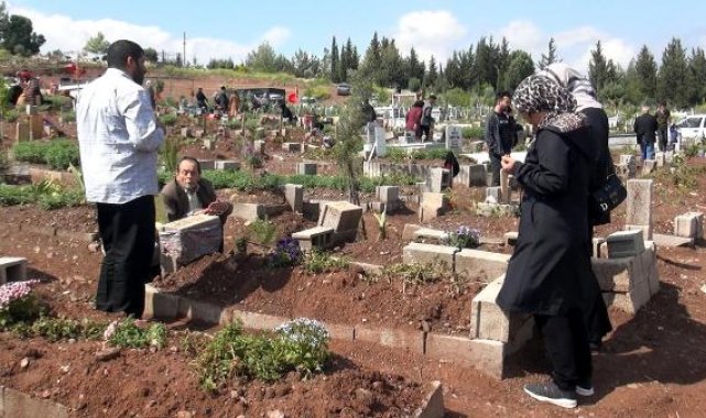 Osmaniye'deki deprem mezarlığında duygu dolu ziyaretler