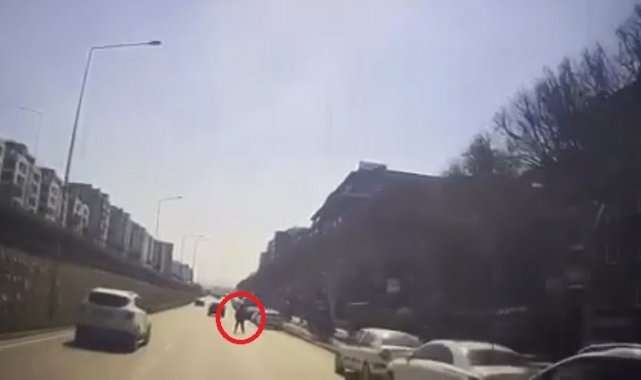 Otobüse binmek için yola böyle atladı, geciken yolcular tepki gösterdi