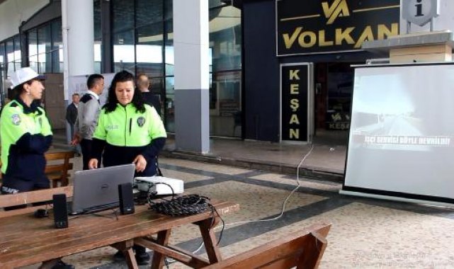 Otogarda bayram yolculuğu öncesi sinevizyon gösterimiyle emniyet kemeri uyarısı