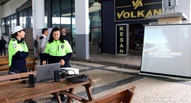 Otogarda bayram yolculuğu öncesi sinevizyon gösterimiyle emniyet kemeri uyarısı