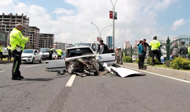 Otomobil, 2 araca ve korkuluklara çarptı: 3 yaralı