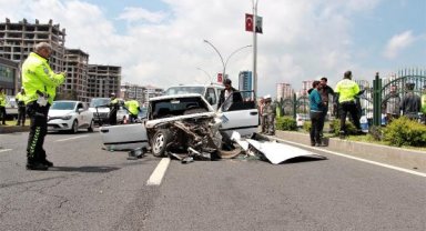 Otomobil, 2 araca ve korkuluklara çarptı: 3 yaralı 