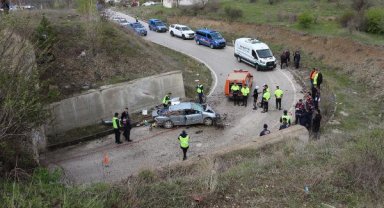 Otomobil 5 metreden alt geçide devrildi: 1'i çocuk 3 ölü, 2 yaralı