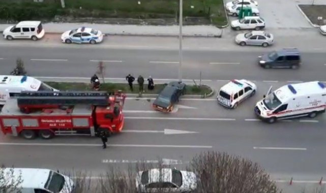Otomobil aydınlatma direğine çarptı: 3 yaralı