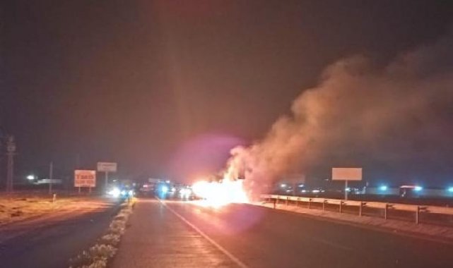 Otomobil bariyere çarpıp alev aldı; baba ve 2 oğlu yaralandı