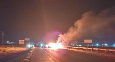 Otomobil bariyere çarpıp alev aldı; baba ve 2 oğlu yaralandı