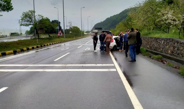Otomobil elektrik aydınlatma direğine çarptı; 2 kişi yaralı