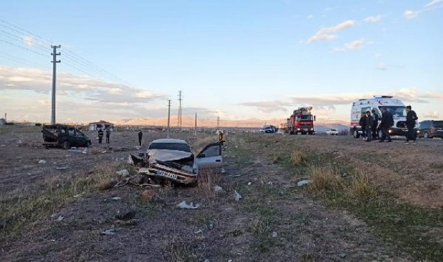 Otomobil ile hafif ticari araç çarpıştı: 1 ölü, 4 yaralı