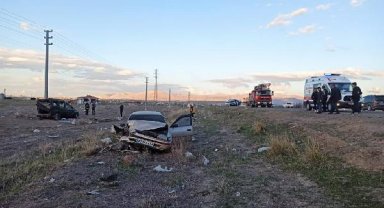 Otomobil ile hafif ticari araç çarpıştı: 1 ölü, 4 yaralı
