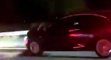 Otomobil ile oğlunu kaçıran eski eşini engellemek için kaput üzerinde 40 kilometre gitti