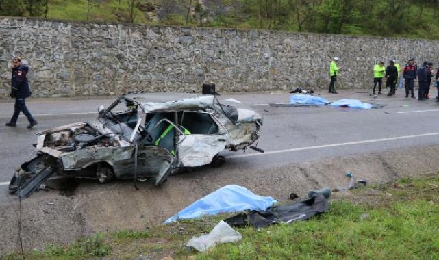 Otomobil, istinat duvarına çarpıp, takla attı: 3 ölü 1 yaralı