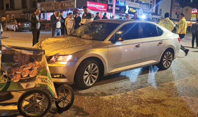 Otomobil mısırcı büfesine daldı: 4 yaralı