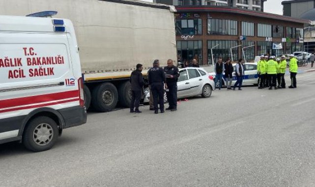 Otomobil park halindeki TIR'a çarptı: 1 ölü, 3 yaralı