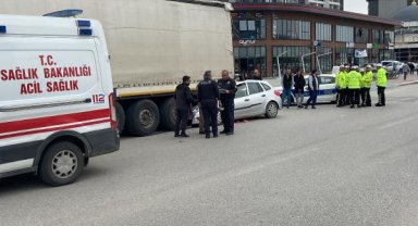 Otomobil park halindeki TIR'a çarptı: 1 ölü, 3 yaralı