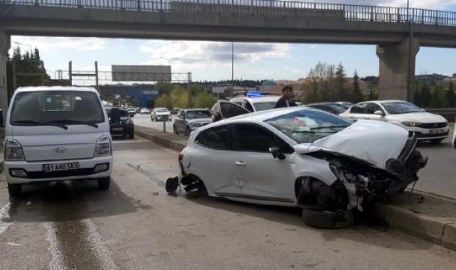 Otomobil, üst geçidin ayağına çarptı: 1'i ağır, 3 yaralı