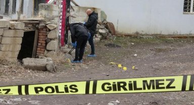 Otomobilde otururken yüzünden vuruldu