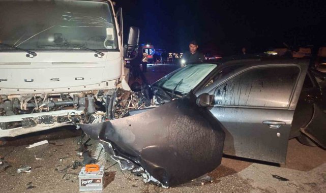 Otomobile çarpmamak için manevra yapan aracın vinçle çarpıştığı kaza kamerada: 2 ölü
