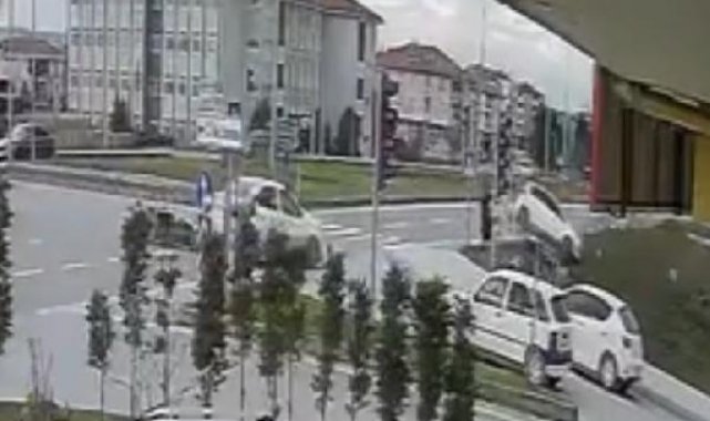 Otomobilin bahçeye uçtuğu kaza kamerada