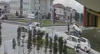 Otomobilin bahçeye uçtuğu kaza kamerada
