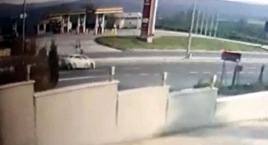 Otomobilin çarptığı Yaren ağır yaralandı; kaza kamerada