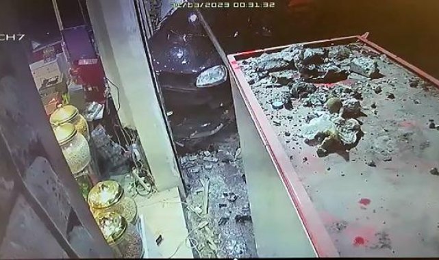 Otomobilin iş yerine girdiği kaza, kamerada