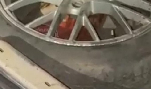 Otomobilin motoru ve lastiğinden 1316 uyuşturucu hap çıktı
