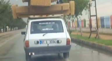 Otomobilin tavanında taşınan koltukta tehlikeli yolculuk