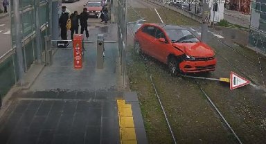 Otomobilin tramvay durağına çarptığı kaza kamerada