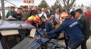 Otomobille çarpıştıktan sonra ağaca çarptı: 1 ölü, 1 yaralı
