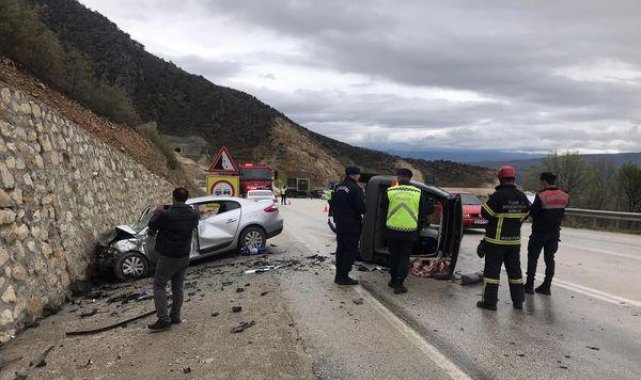 Otomobille hafif ticari araç çarpıştı; 3 ölü, 2 yaralı