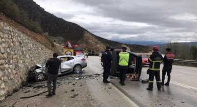 Otomobille hafif ticari araç çarpıştı; 3 ölü, 2 yaralı