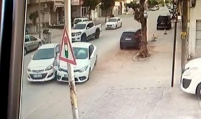 Otomobillerin çarpıştığı kaza, güvenlik kamerasında