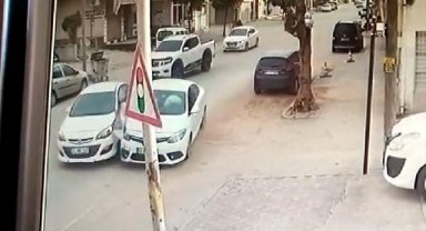 Otomobillerin çarpıştığı kaza, güvenlik kamerasında
