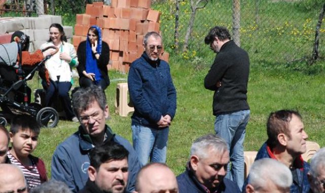 Oyuncu Şehsuvar Aktaş'ın, yangında ölen babası ve üvey annesi toprağa verildi
