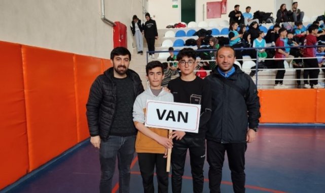 Özalplı öğrenci bilek güreşi birincisi oldu