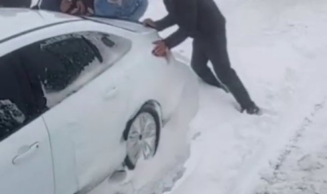 Palandöken geçidinde kar ve tipide mahsur kaldılar