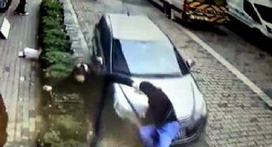 Park ettiği otomobilinin altında kaldı