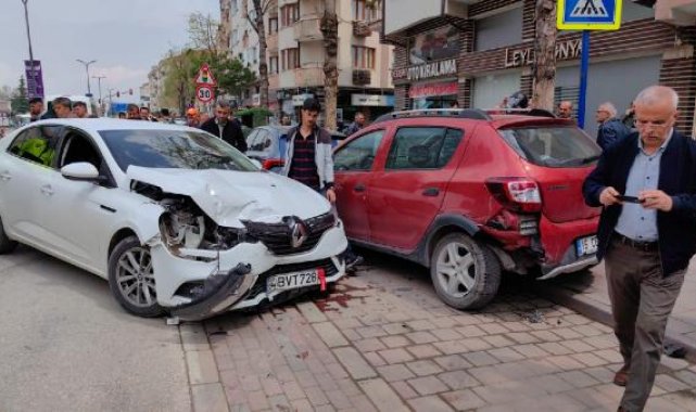 Park halindeki 2 araca çarpan otomobilin sürücüsü Burak, yaralandı