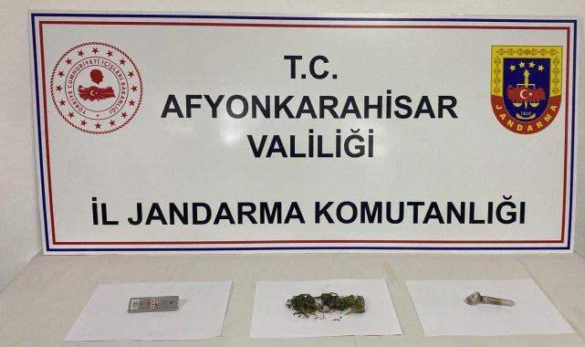 Park halindeki araçtan şüphelenip arama yapan ekipler esrar ele geçirdi