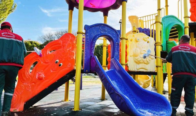 Parklarda bahar temizliği başladı