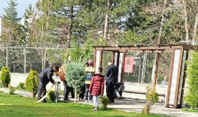 Parktaki kameriyede erkek cesedi bulundu