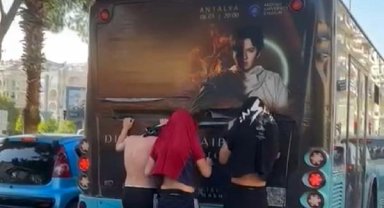 Patenli gençler, halk otobüsünün arkasına tutunup ilerledi