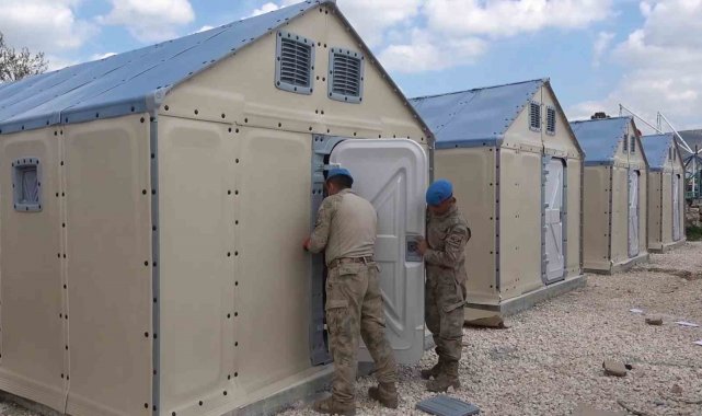 Pazarcık'ta yaşam alanları çoğalıyor: Jandarma ekipleri depremzedeler için çadır kuruyor