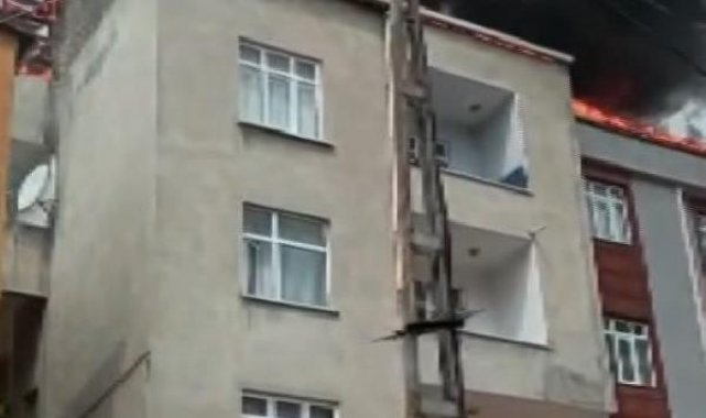 Pendik'te 3 katlı 2 binanın çatısı alev alev yandı