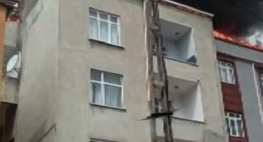 Pendik'te 3 katlı 2 binanın çatısı alev alev yandı