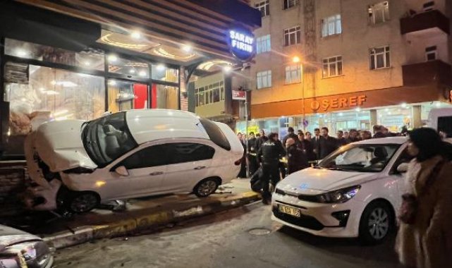 Pendik'te kaza yapan otomobil fırına çarparak durabildi: 5 yaralı